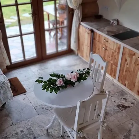 Comfortable Apartment, 2 Levels, Close To *